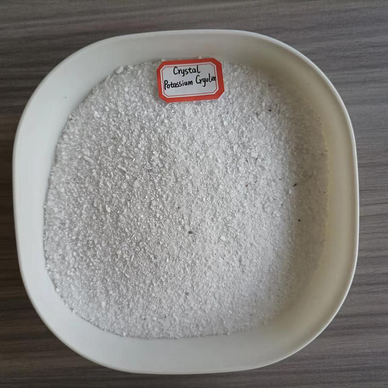 Kaliumkryolith ist wasserunlöslich, ein weißes Pulver, das als Flussmittel beim Schweißen, Löten und bei der Aluminiumherstellung verwendet wird