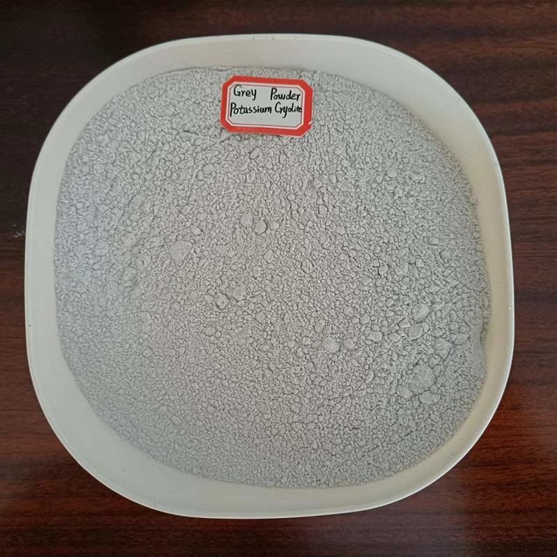 Kaliumkryolith ist wasserunlöslich, ein weißes Pulver, das als Flussmittel beim Schweißen, Löten und bei der Aluminiumherstellung verwendet wird
