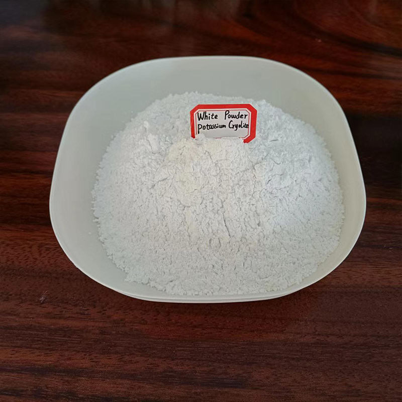 Kaliumkryolith ist wasserunlöslich, ein weißes Pulver, das als Flussmittel beim Schweißen, Löten und bei der Aluminiumherstellung verwendet wird