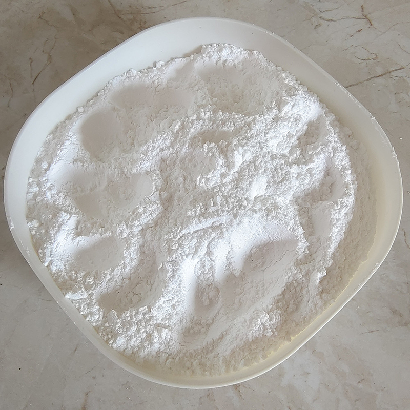 Farbloses kristallines Aluminiumfluorid AlF3 mit hohem Schmelz- und Siedepunkt